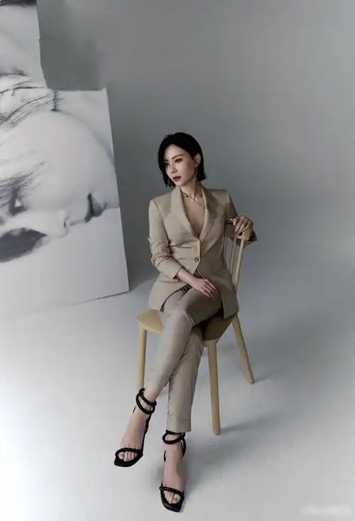 陈数罕见真空装上万西装也遮不住凹凸感没生过娃就是苗条