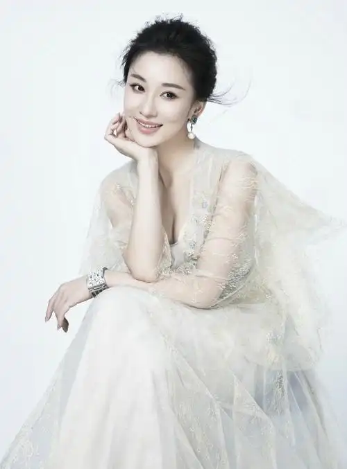 朱子岩白裙写真飘逸灵动梨涡浅笑沁人心脾