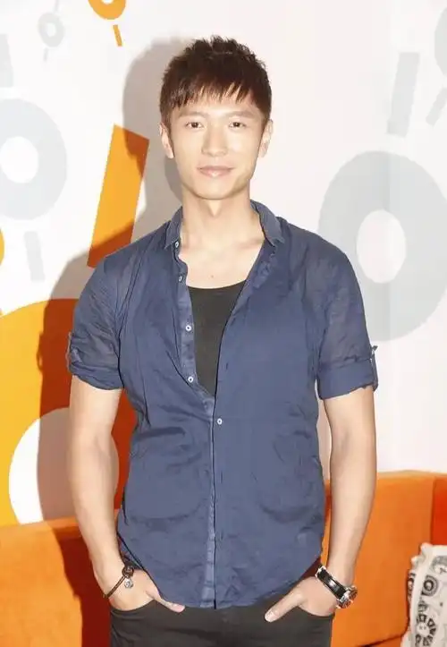 他是首届香港先生冠军,离巢5年后,在内地获奖!_高钧贤