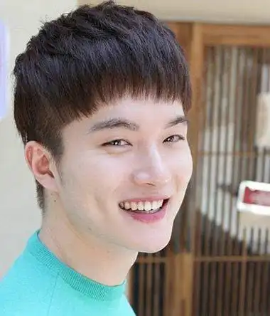 短发最能衬圆脸可爱的学生头出现(2)_发型师姐