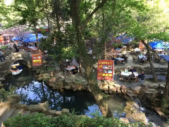 2022兴福望岳楼老面馆美食餐厅,早晨来吃面的人很多了,我们.