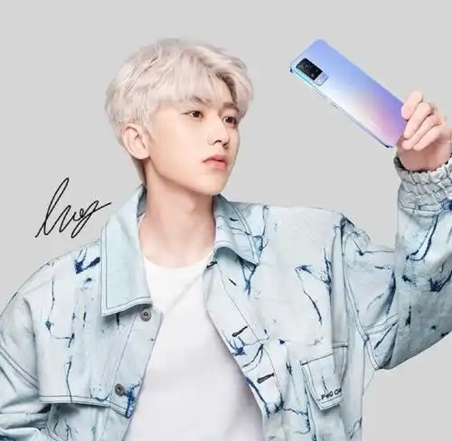 蔡徐坤vivo全新宣传图分享 银发坤坤帅气时尚魅力无限