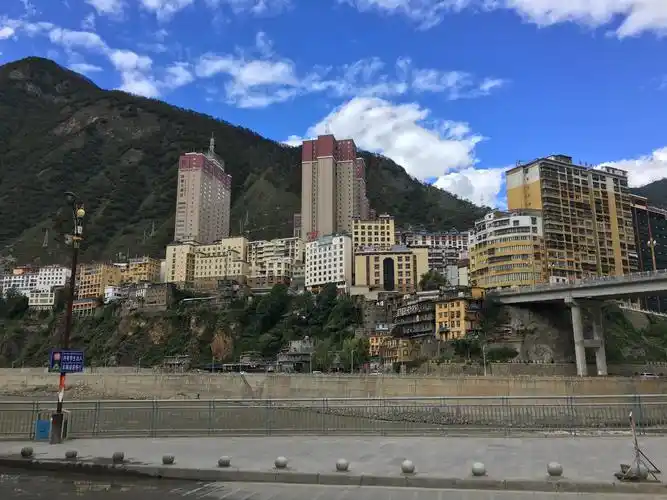 d5:新都桥—雅江县河口镇相克宗村,85km.