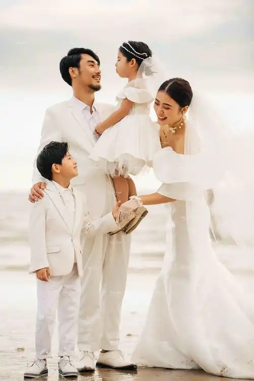 全家福系列白纱礼服款海边踏浪