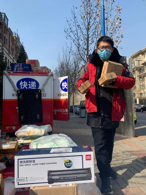 图为顺丰快递员在测量体温