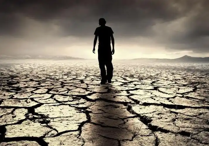 一个年轻人走进荒凉的沙漠