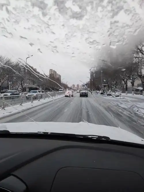 道路结冰滑了走不好了