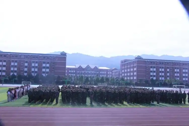 磨炼意志挑战自我利川市清江外国语学校初中部2019级新生礼规教育暨