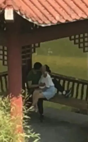 辣眼睛!宜宾一对情侣居然在学校公共场合亲热.