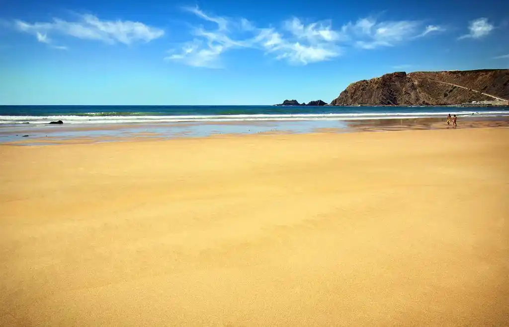 p>沙滩就是由于沙子堆积形成的沿水边的陆地或水中高出水面的平地.