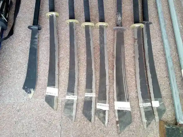 这些人下手可不管轻重,如果发现有人敢阻拦自己打砸直接砍刀伺候.