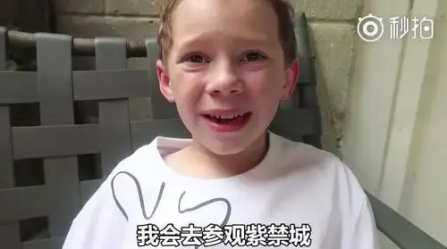 火遍全球的表情包网红——假笑男孩来中国了!_gavinthomas