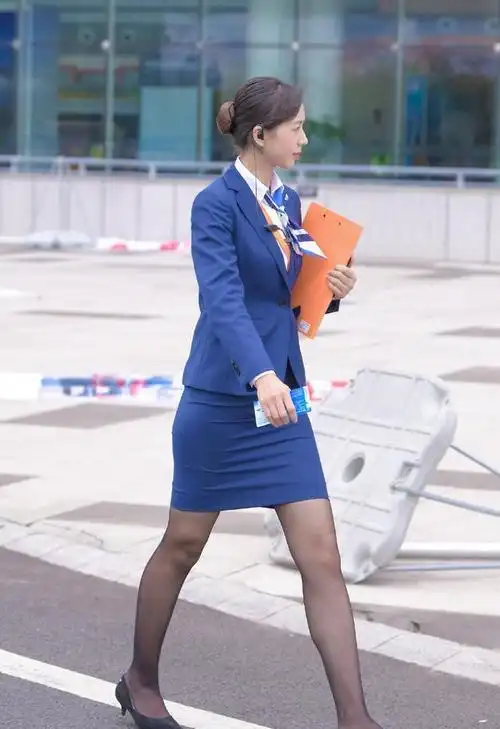 蓝色职业装搭配高跟鞋和黑色丝袜散发出优雅的职业女性气质