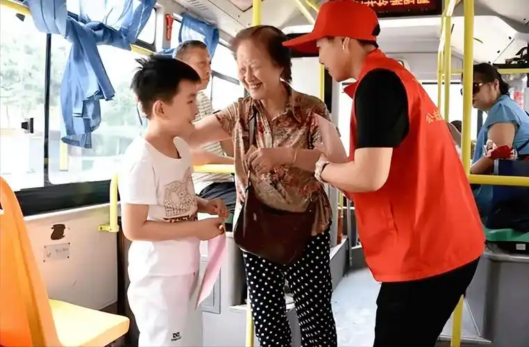 小孩让座动作慢了点,就被老人怒骂是"痴呆",母亲回怼很解气_家长_教育