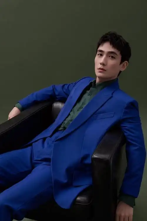 朱一龙侧颜杀无敌,蓝色西装军绿色丝绸衬衣,鞋底一层绿亮了|马丁靴|白