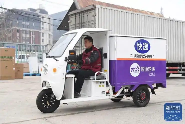2月18日,圆通速递工作人员张亚超在北京市海淀区北太平庄街道的一处