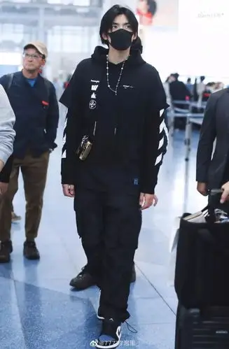 吴亦凡再度挑战长发造型!带货王回归,"财富密码"又将开启?