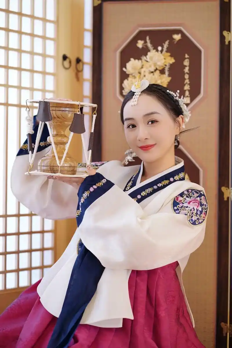 #朝鲜族服装 今天用自己手机拍拍也挺好看,期待摄影师的作品! - 抖音