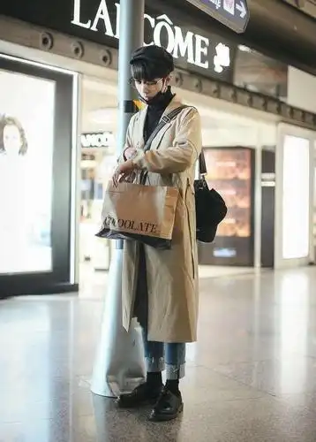 肖战的私服帅炸了,卡其大衣配高领衫,网友:简直是理想型男友