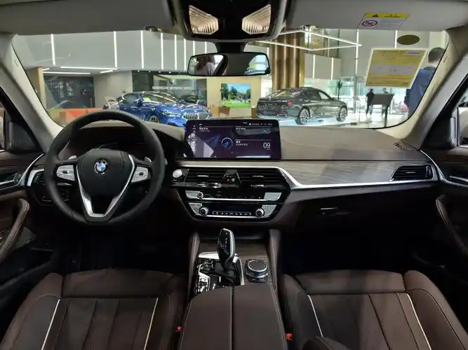 2021款宝马5系内饰颜色宝马530新款2021款红色内饰