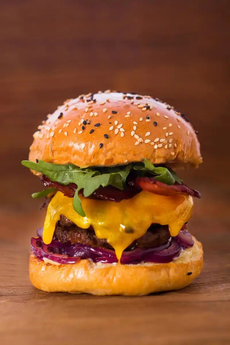 在汉堡面包上涂抹