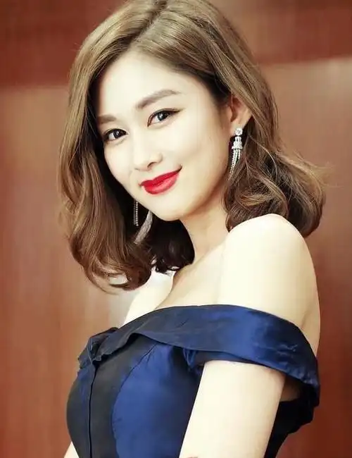 岑丽香御姐范十足端庄优雅楚楚动人