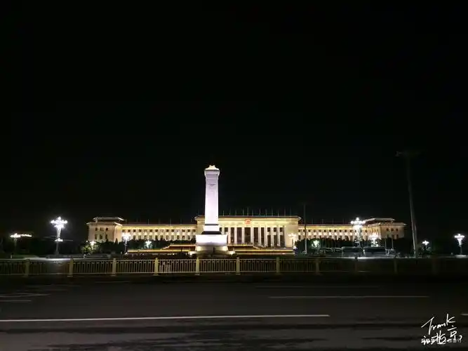 p>长安街是中国北京市境内一条连接东城区与西城区的城市主干路,为