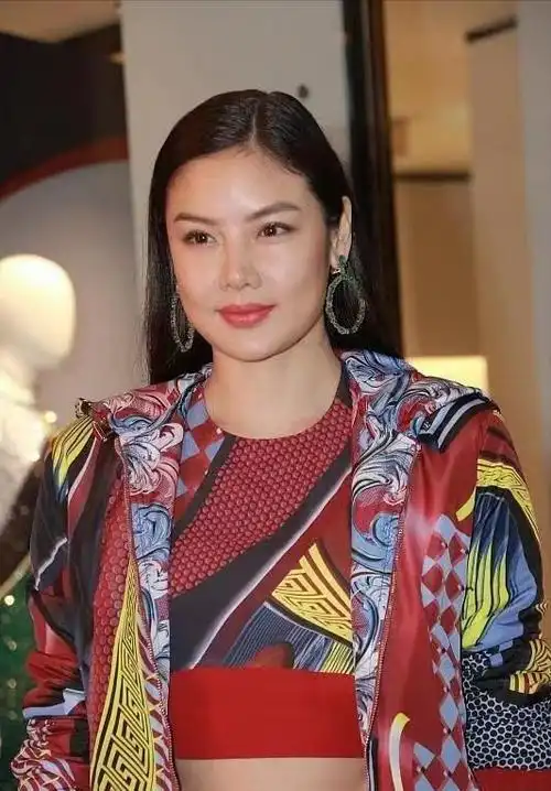 乐基儿身材好棒穿露脐装腹肌惊艳人一身红色印花竟也不土