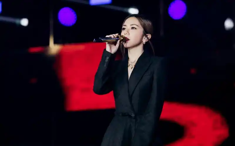 邓紫棋2019酷狗直播年度盛典差不多姑娘句号光年之外