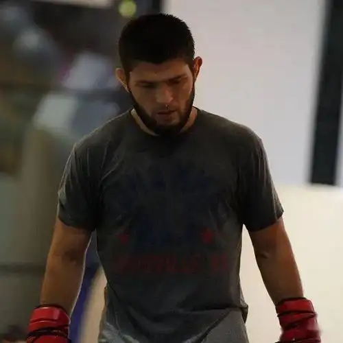 大汗淋漓 苦练拳击!小鹰全神贯注备战ufc254