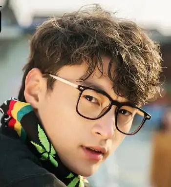 戴眼镜的男生发型设计 简单造型不失帅气感