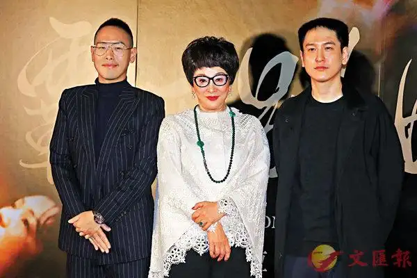 监制徐枫(中)与儿子汤子嘉(左),汤珈铖(右)一同出席观赏. 中央社