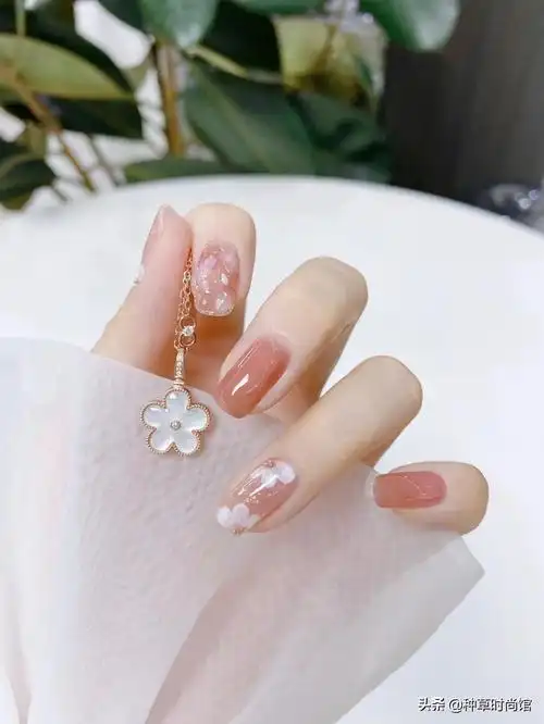 美甲图片简单大方显白(春日时髦美甲等你来做)