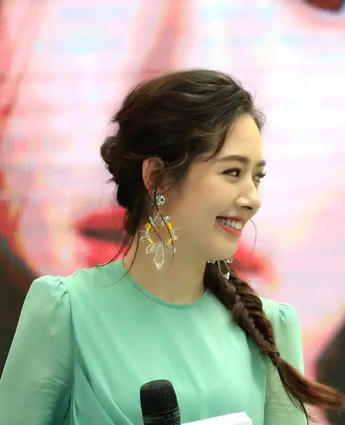 满脸幸福甜蜜!郭碧婷出席活动长裙麻花辫又美又仙