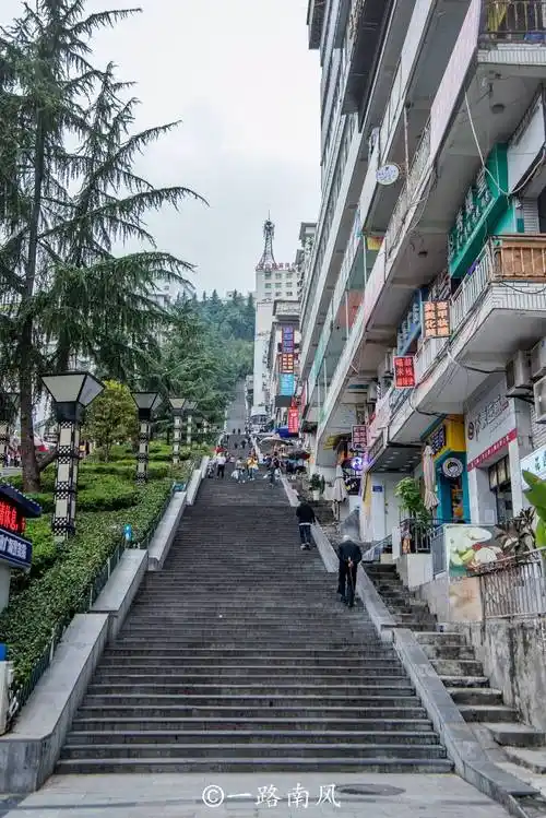 重庆巫山有条广东路,过去荒无人烟,现在很繁华,走路相当于爬山_广东省
