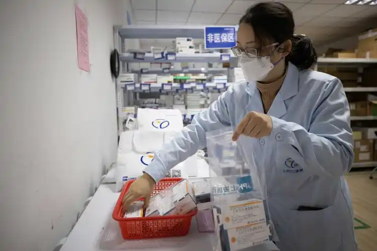 4月5日,在上药云健康益药药房,医师根据处方从冷藏库区取药后,把