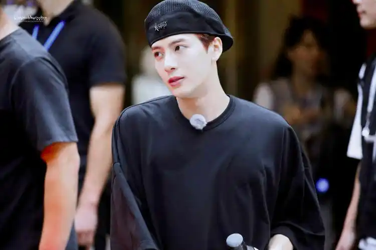 王嘉尔嗨放派录制上班饭拍 黑色宽松t搭配黑色棒球帽