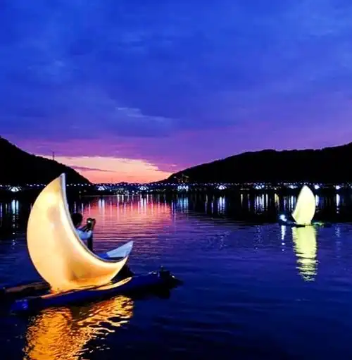 韩国浪漫的发光月亮船