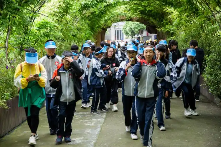 写美篇(阁巷中学七(3)班云顶草上世界踏春活动) "我掩护你,你从左边