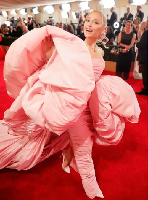 奥斯卡红毯:国外女星真敢穿,黑人像黑珍珠,杨紫琼太霸气