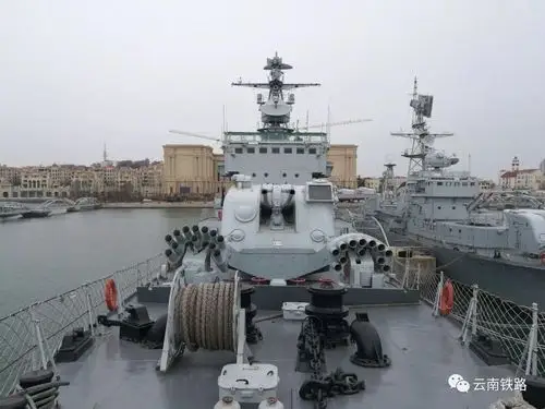 76式双联装130毫米舰炮和2500型火箭式深水炸弹发射炮