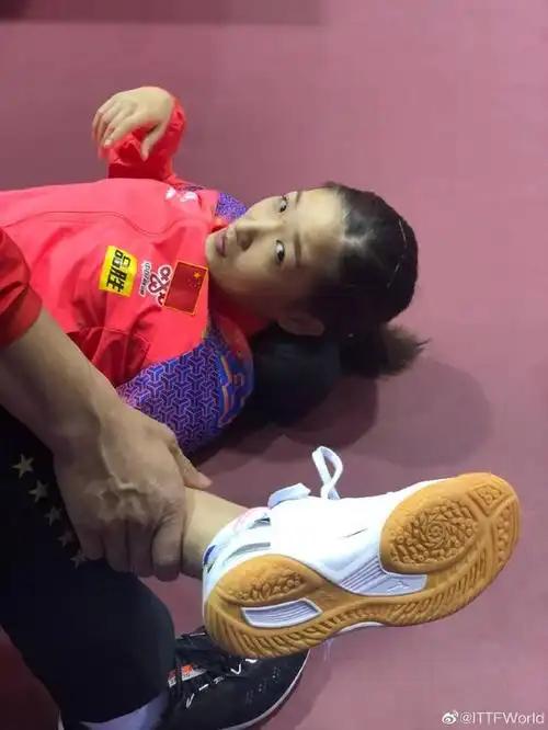 原创刘诗雯一字马秀超强柔韧性!小眼神抢镜遭调侃:瑜伽不是白练的