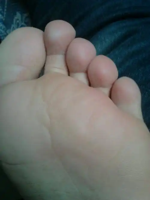 把你们家10-12 岁男生的脚拍来看看吧!