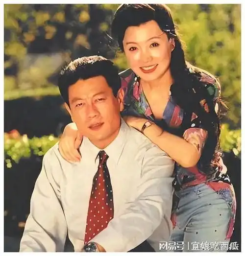 2021年时,有狗仔拍到两人一起外出的照片,看起来很是亲密,因为巫刚