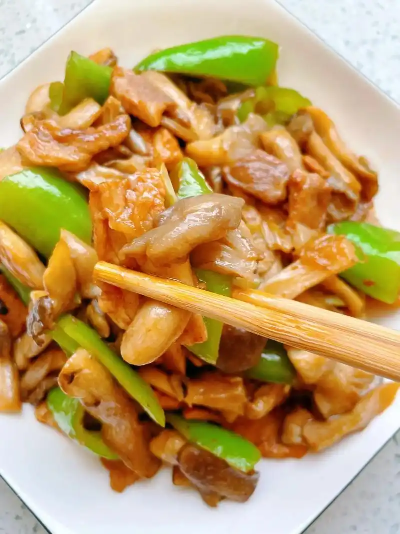 蘑菇炒肉,家常美味!😋蘑菇配上猪肉炒,好吃又下饭!🥰简 - 抖音