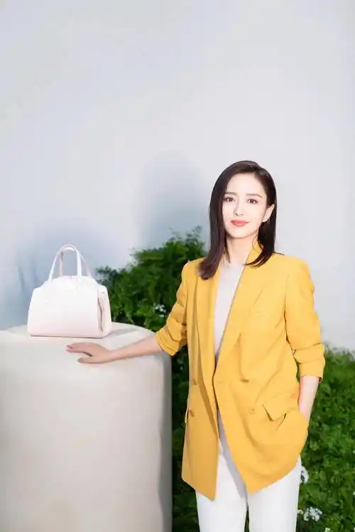这个年纪的佟丽娅最迷人,短发配暖橘色西装,优雅大方又减龄_白色_设计