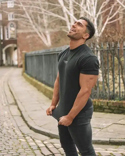 英国健身肌肉男亲授9居家胸部运动打造浑厚棱角完美方形胸肌