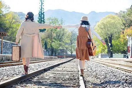 铁轨  背影旅行箱吉他复古青年闺蜜手牵手走在铁轨上背景