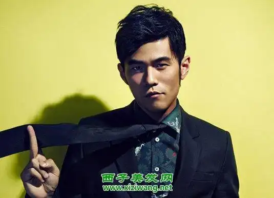 周杰伦三七分发型造型示范男生三七分发型打理