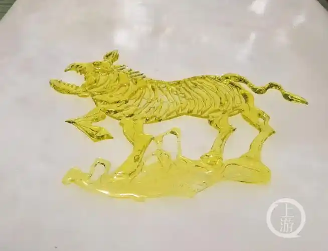 虎年说虎糖虎以勺为笔以糖为墨用糖画虎迎新年